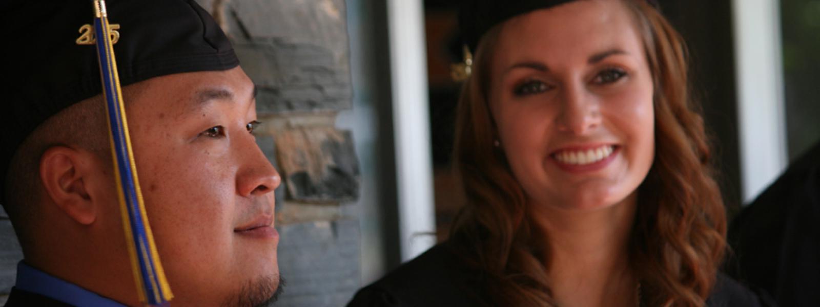 两位2015届CIU毕业生合影. 捐赠奖学金允许学生以较少的债务毕业.